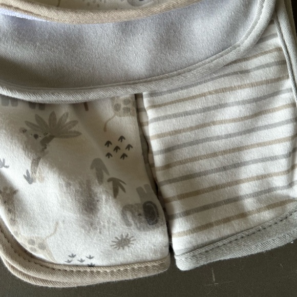 NWT Bib & Burp Cloth 4 Piece Set - Picture 4 of 6